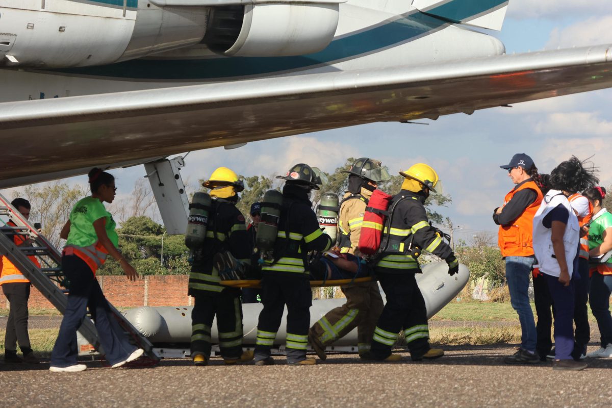 Bolivia evalúa su respuesta ante emergencias con simulacro aéreo en su región más poblada