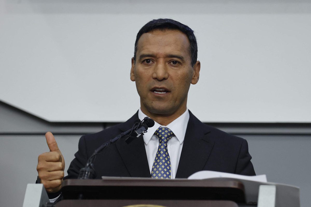 El ministro de Defensa colombiano deja temporalmente el cargo por un procedimiento médico