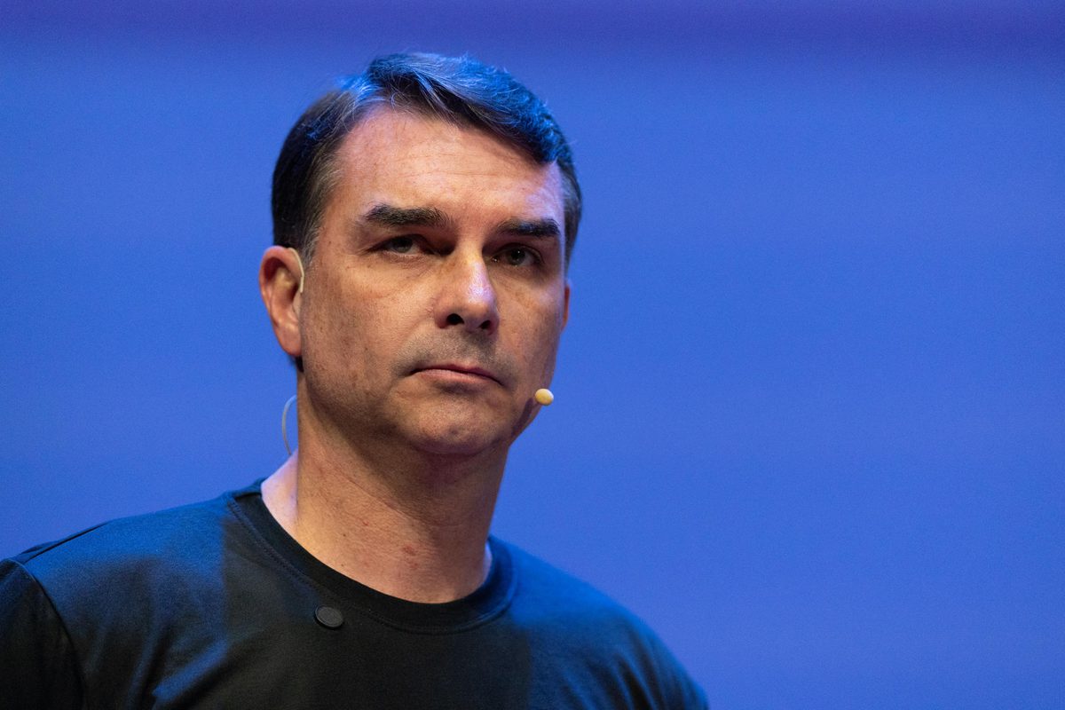La candidatura de Flávio Bolsonaro, bajo fuego amigo y judicial