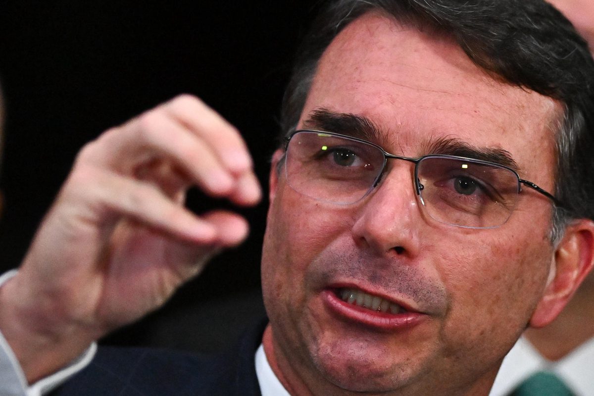 Los abogados de Flávio Bolsonaro dicen que la prohibición de visitar a su padre es ilegal