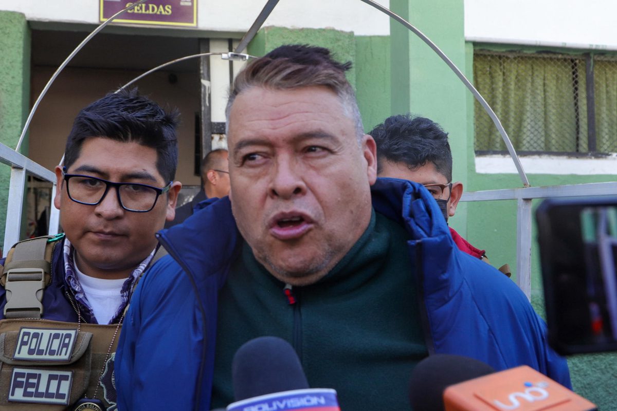 El exjefe militar boliviano acusado por alzamiento en 2024 obtiene la detención domiciliaria