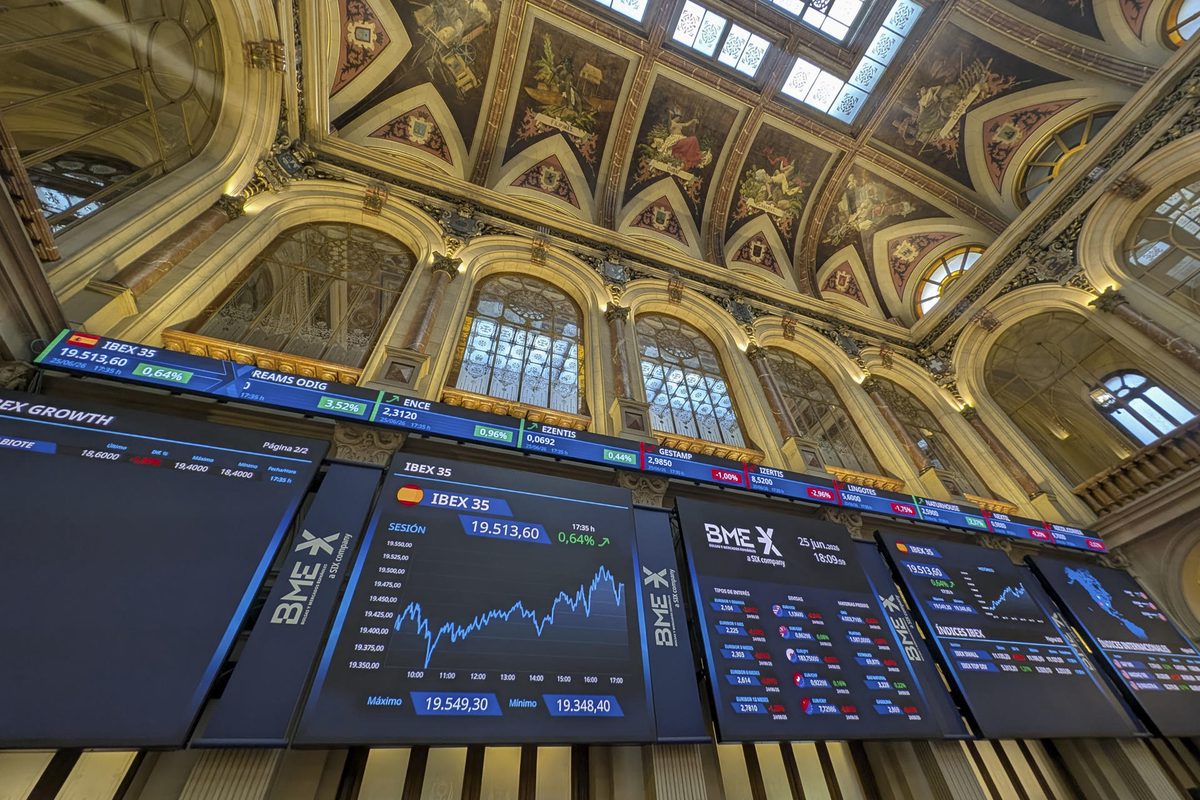 Las bolsas europeas bajan alrededor del 0,5 % mientras el petróleo sube más del 4 %