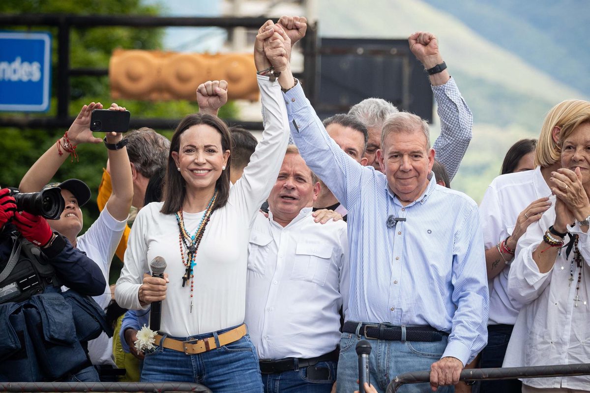 El chavismo y un sector opositor abren vía de diálogo mientras Machado evalúa su postura