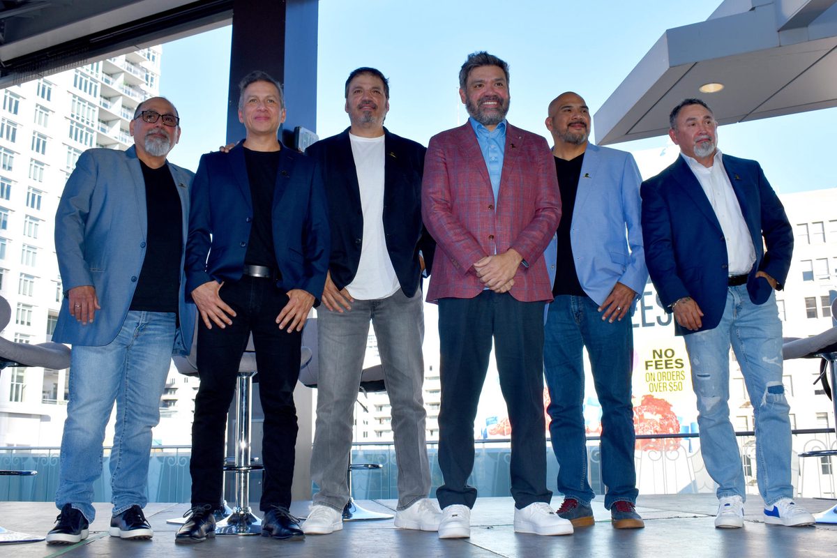 La banda mexicana Intocable recibe una estrella en el Paseo de la Fama de Hollywood