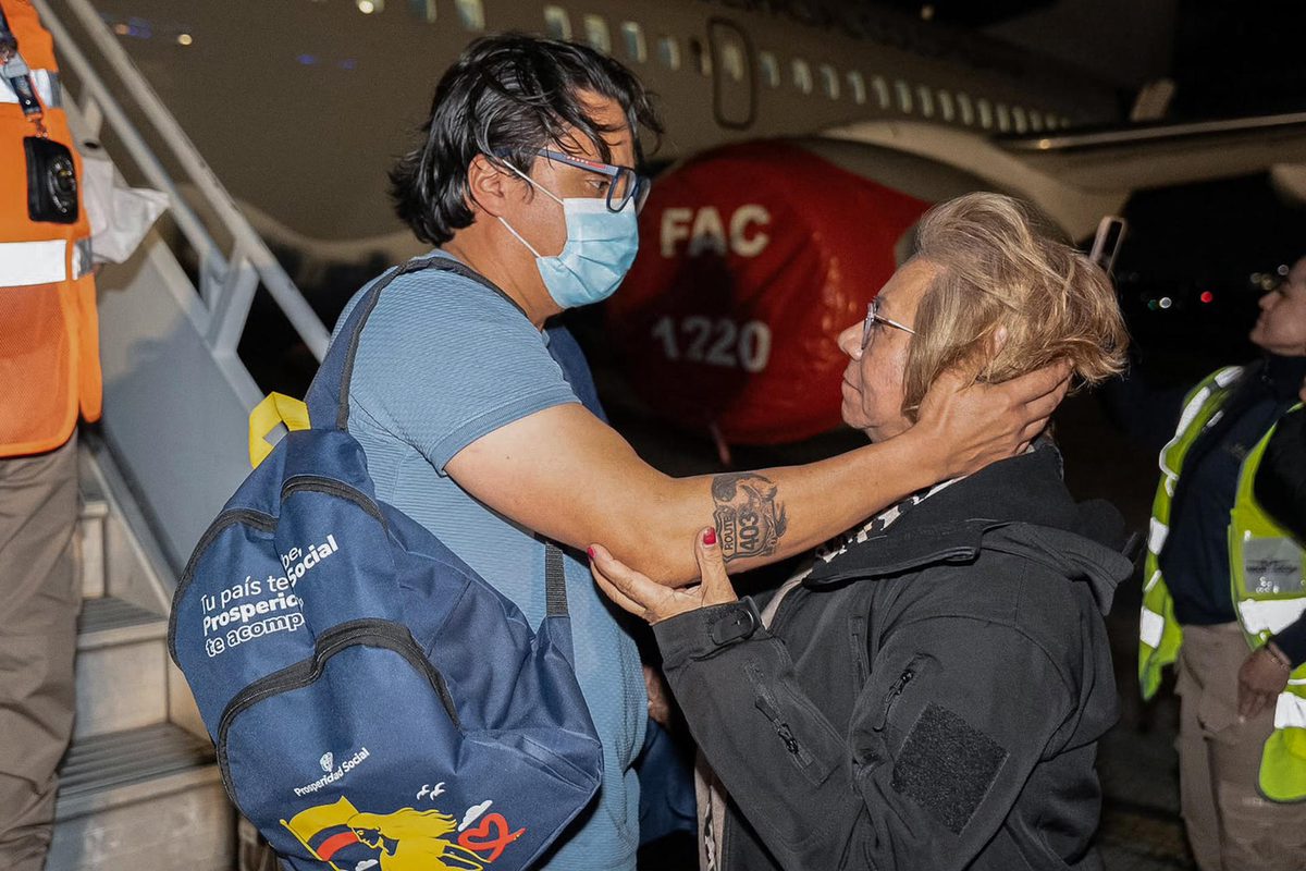 El activista Beto Coral llega a Colombia deportado de EEUU un mes después de su detención