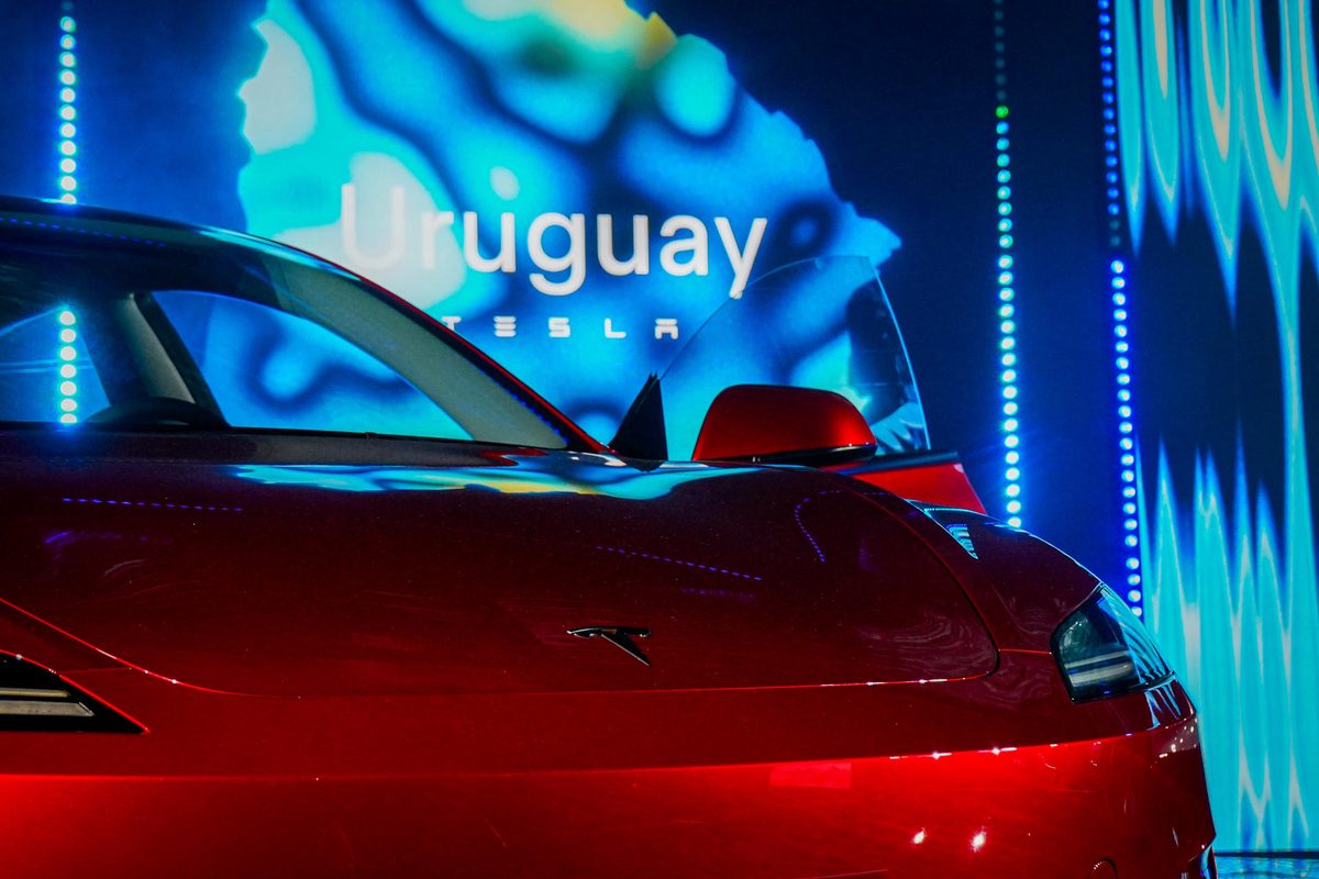 Tesla llega a Uruguay con planes a largo plazo y la promesa de su red de supercargadores