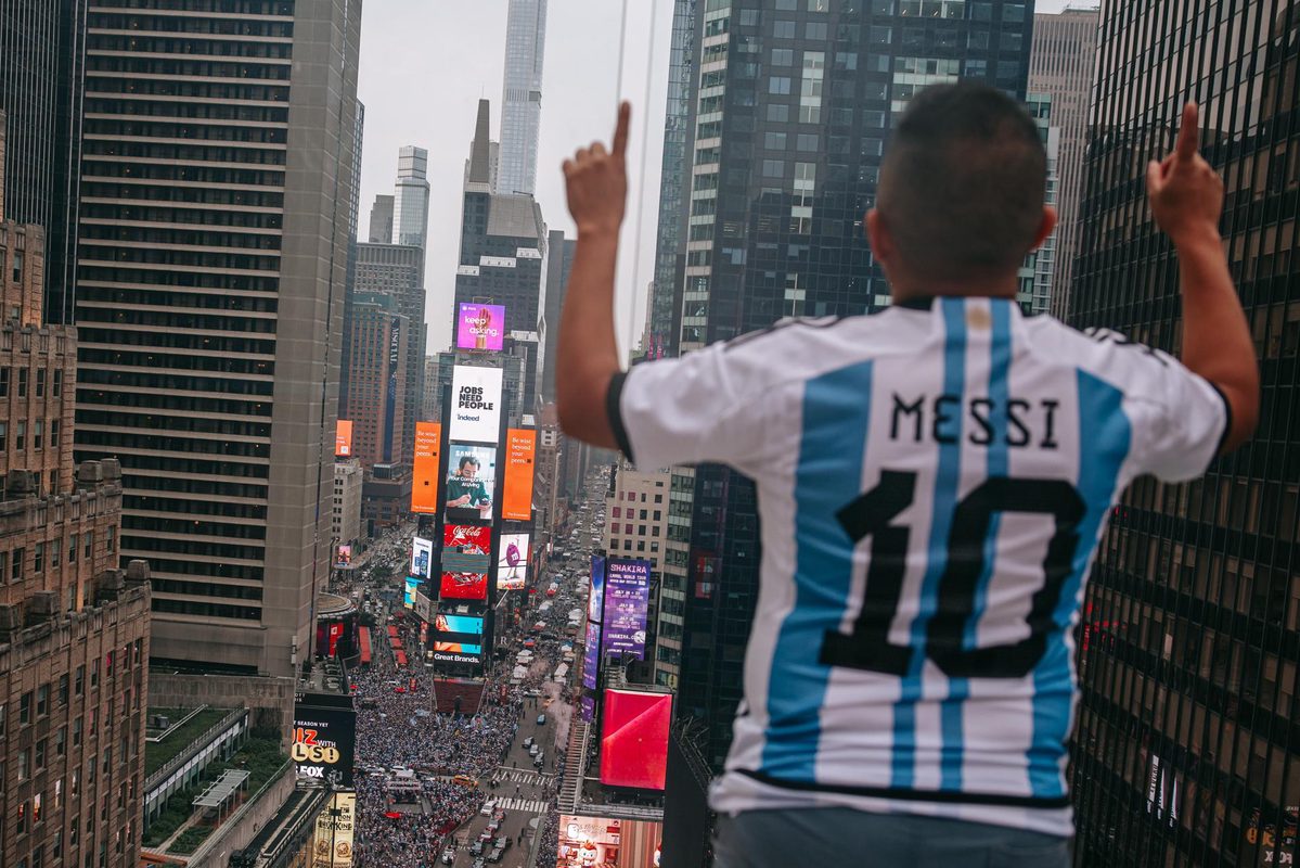 «¡El que no salte es español!»: los argentinos invaden Times Square y sueñan con la cuarta