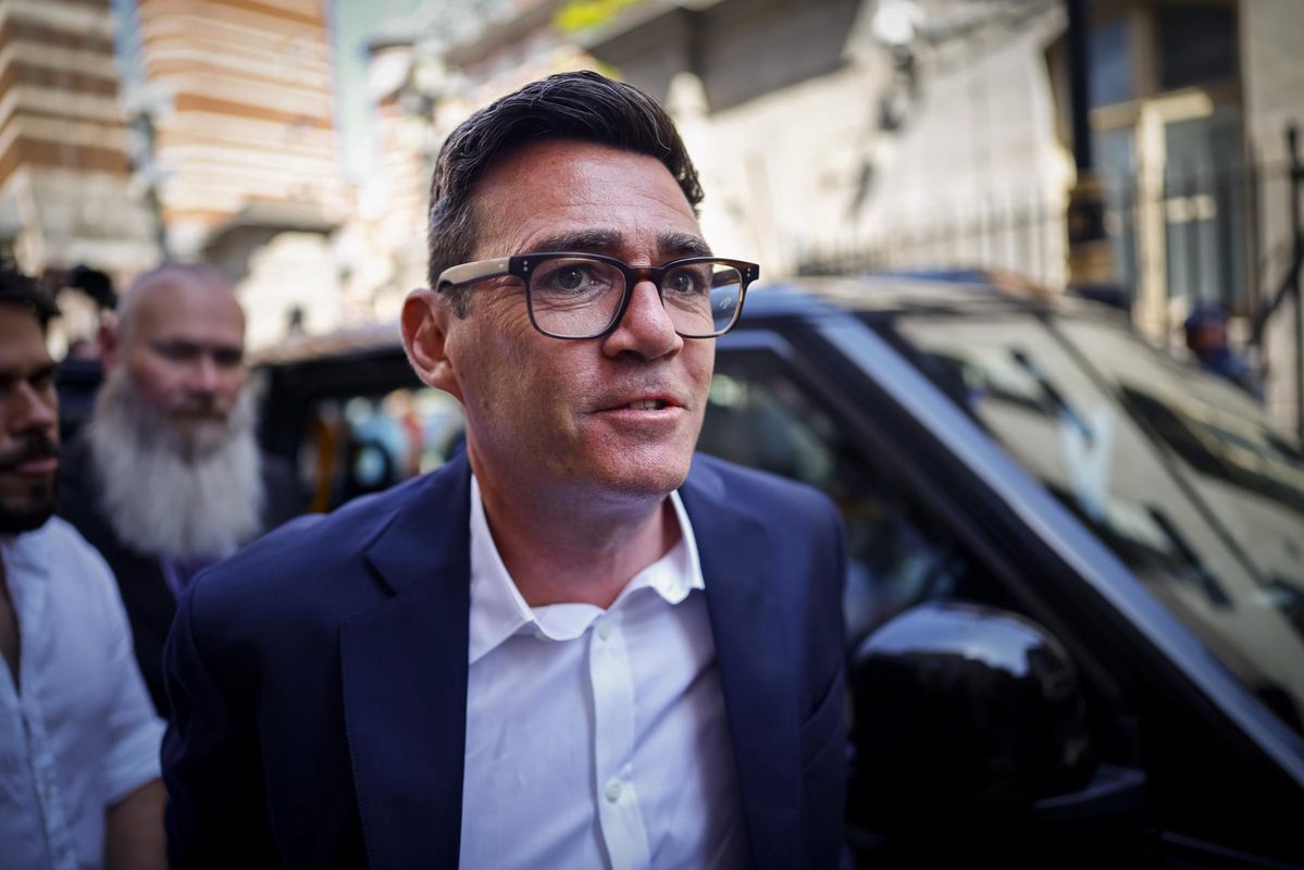 Burnham asume el Gobierno británico tras recibir el encargo del rey Carlos III