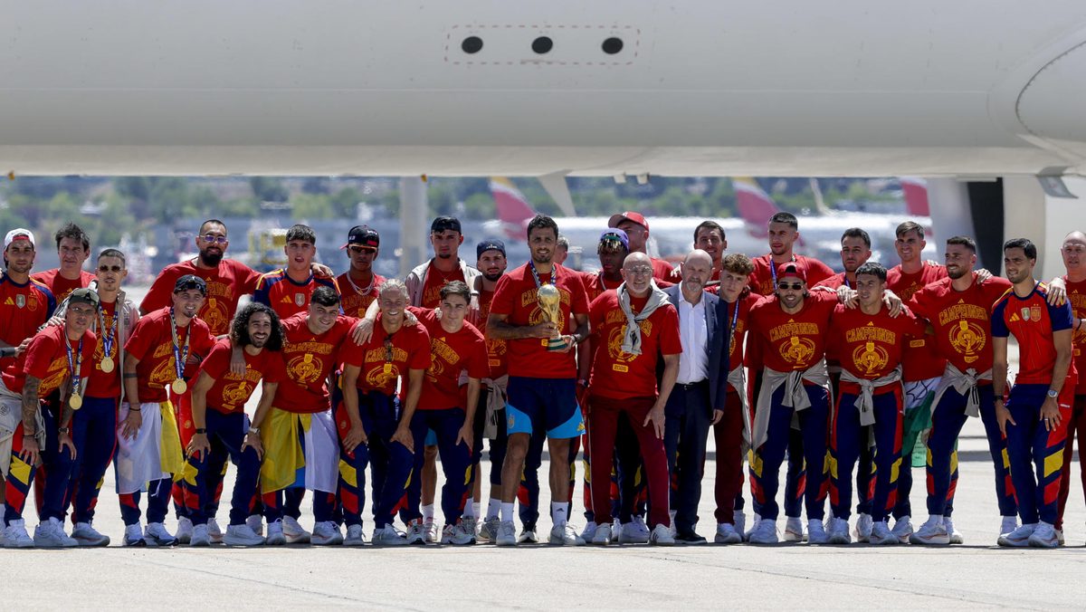 La selección española aterriza en Madrid con el trofeo de campeones del mundo