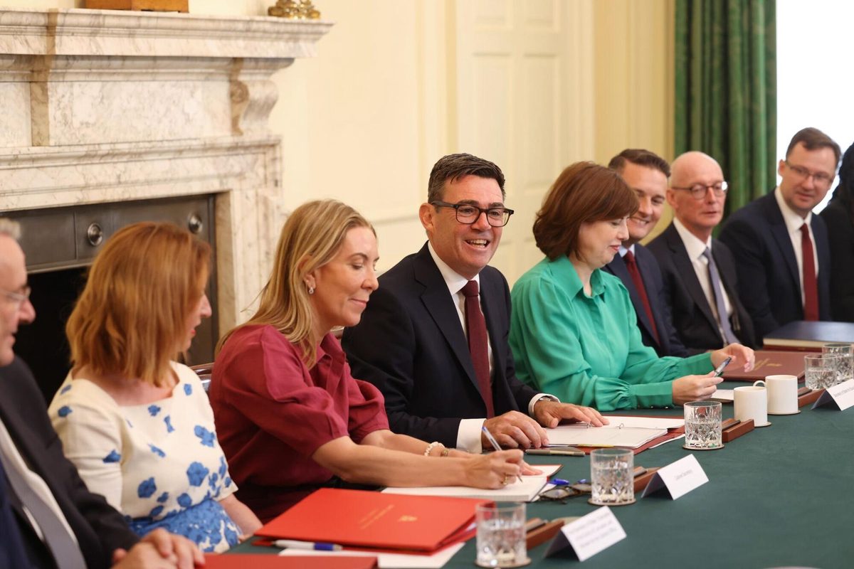Burnham pide priorizar el alivio del coste de la vida en la primera reunión de su Gabinete