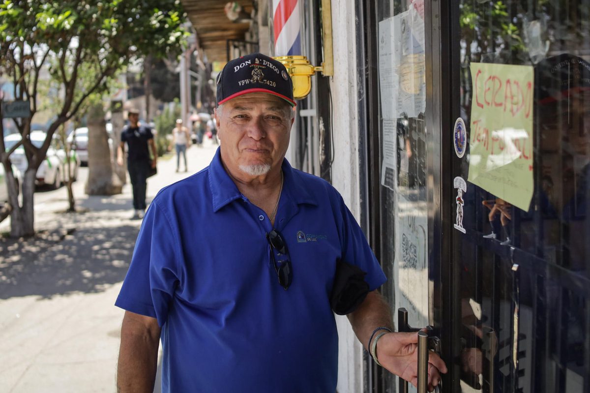 Un activista ayuda a veteranos de EE.UU. deportados a México por el país al que sirvieron