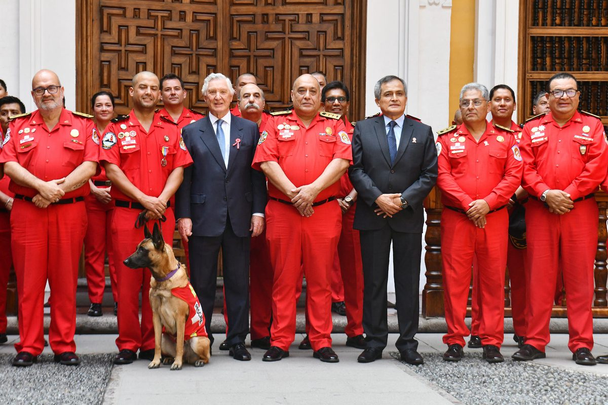 Perú condecora a cuarenta rescatistas que participaron en labores de búsqueda en Venezuela