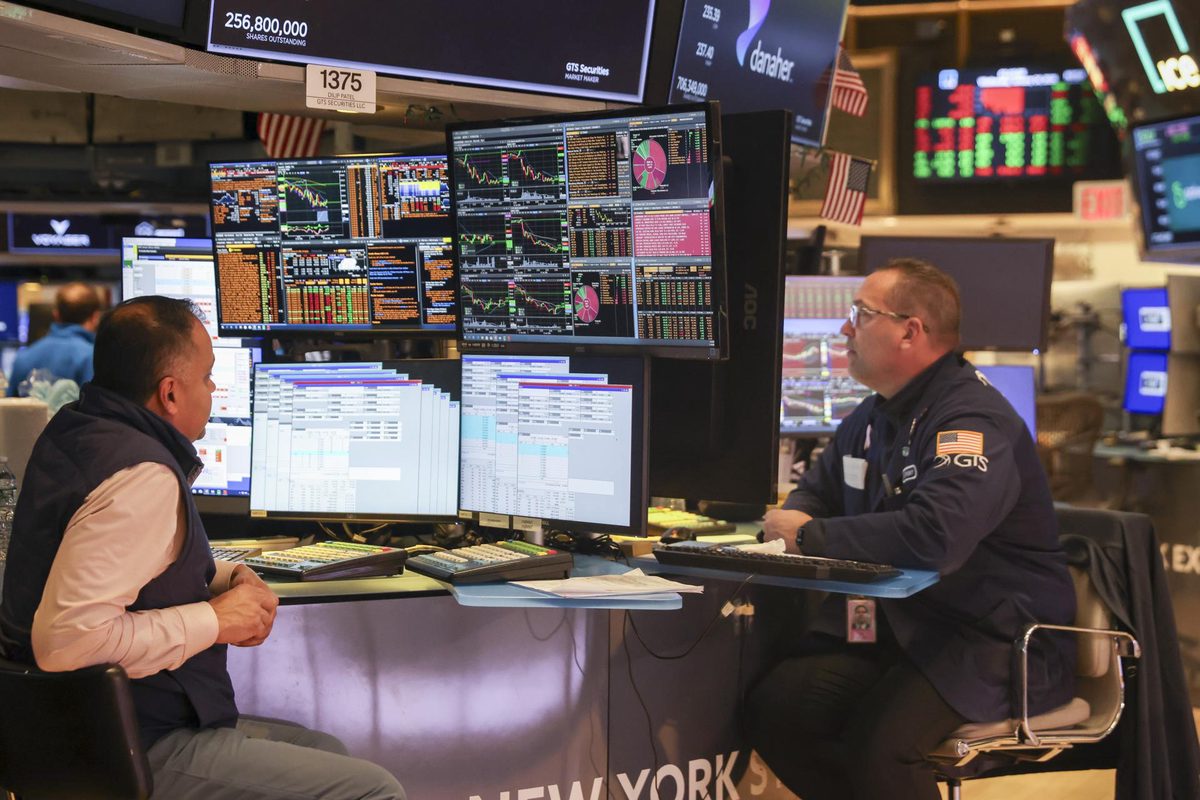 Wall Street abre mixto pendiente de los ataques estadounidenses a Irán