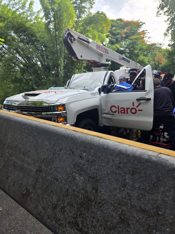Conductor resulta herido al impactar barra de altura en puente de Ciales