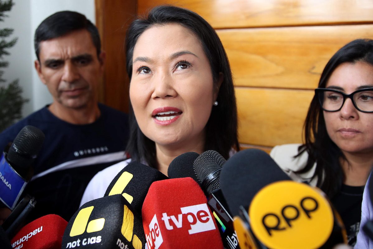 Fujimori visita barrio donde incendio dejó diez muertos e irá a zona azotada por sismo