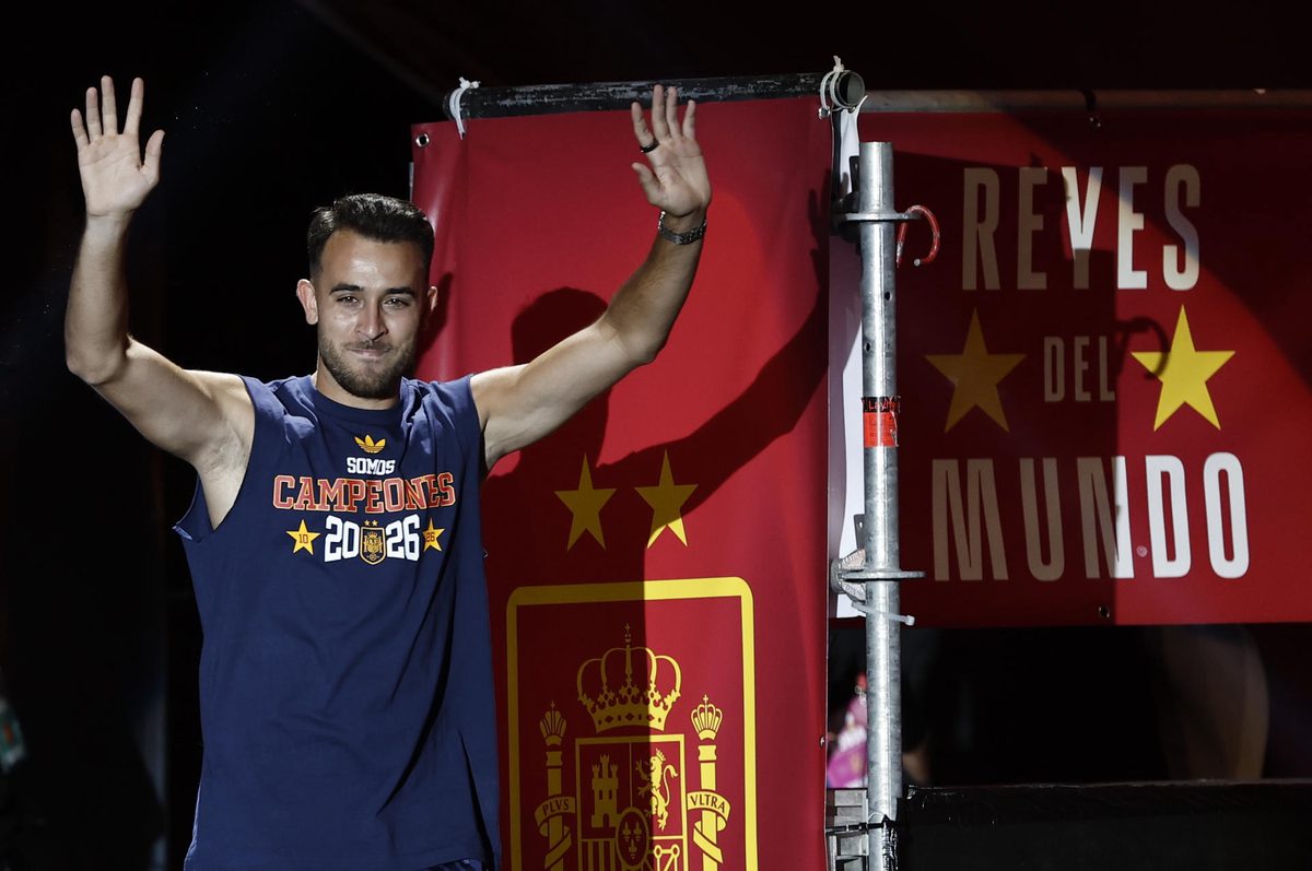 Eric García visita a sus compañeros en el entrenamiento