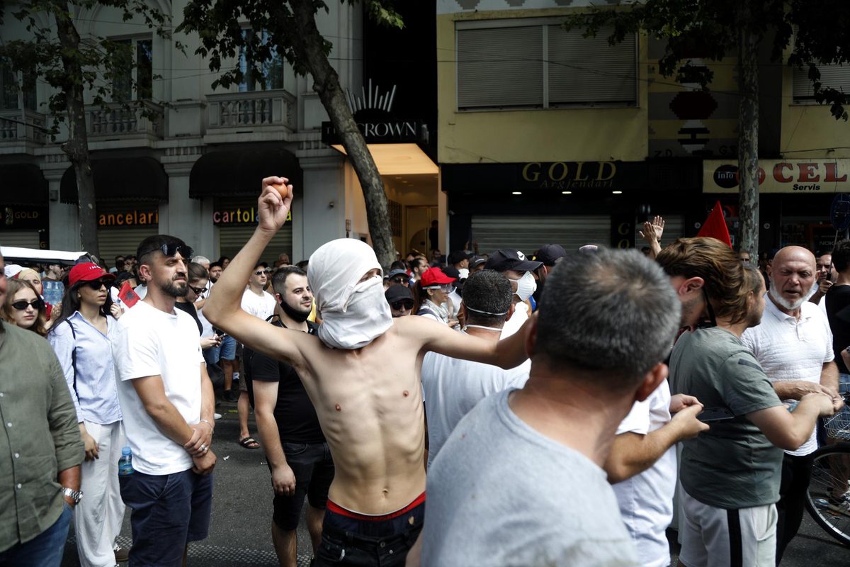 Cuatro heridos en los choques frente al Parlamento albanés contra los proyectos de la familia Trump