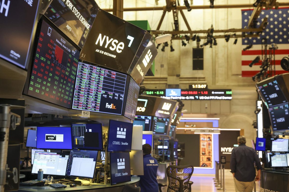 Wall Street abre en rojo tras subida de petróleo y las cuentas de Alphabet y Tesla