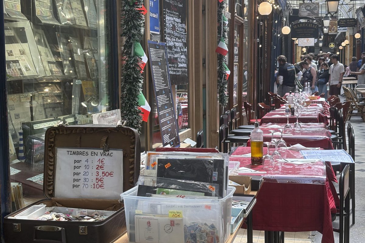 Comer entre álbumes de sellos: la filatelia resiste en el pasaje más antiguo de París
