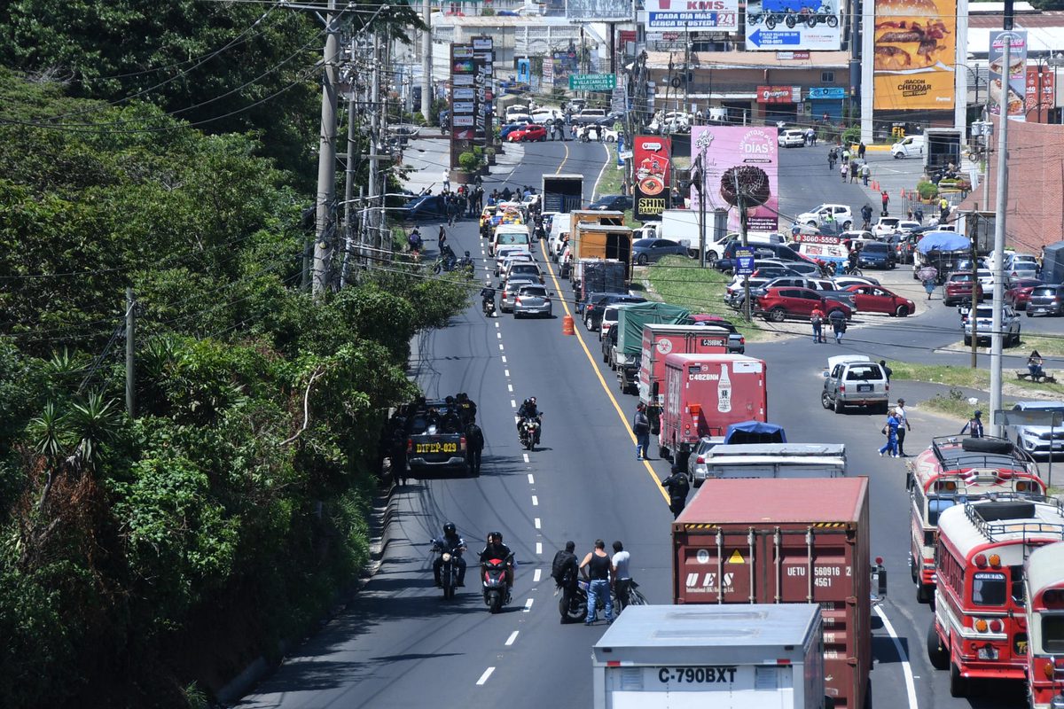 Guatemala vive bloqueos contra el alza de la gasolina pese a tregua de transportistas