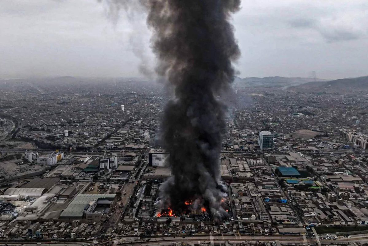 Un gran incendio consume el almacén de una fábrica de cosméticos en Perú, sin víctimas