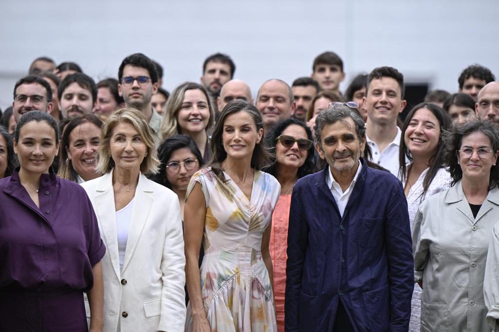 La reina celebra los 50 años de Adolfo Domínguez luciendo su tercer vestido en una semana
