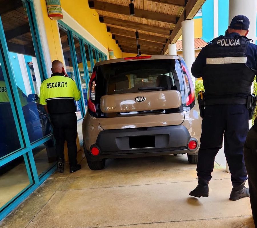 Conductora se accidenta tras sufrir percance de salud en los Outlets de Barceloneta
