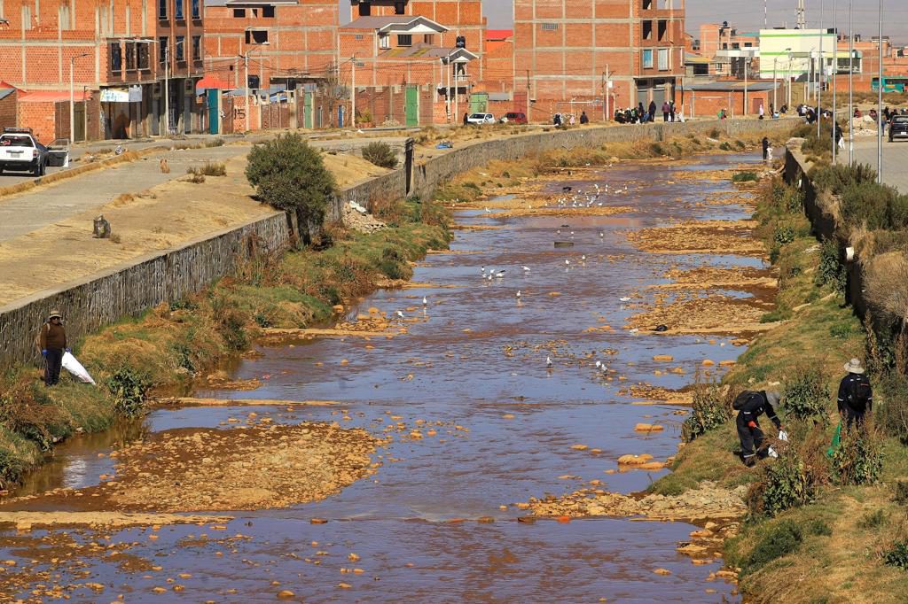 La segunda ciudad más poblada de Bolivia limpia ríos que desembocan en el lago Titicaca