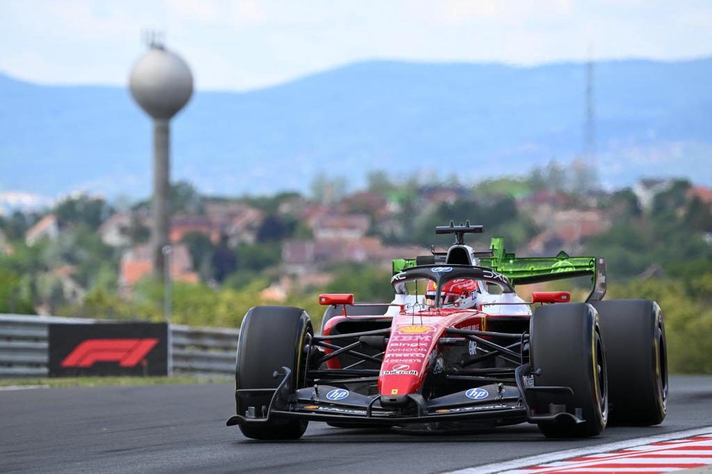 Leclerc lidera, por delante de Verstappen y Hamilton, el primer libre de Hungría