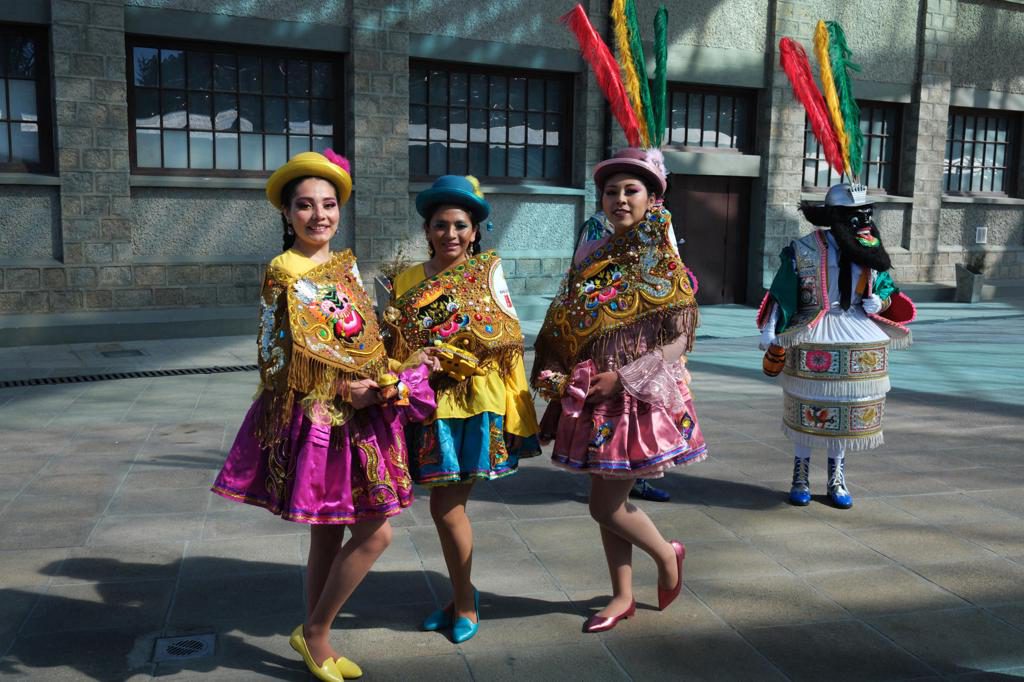 La Paz exhibe una emblemática máscara de moreno en homenaje al folclore de Bolivia