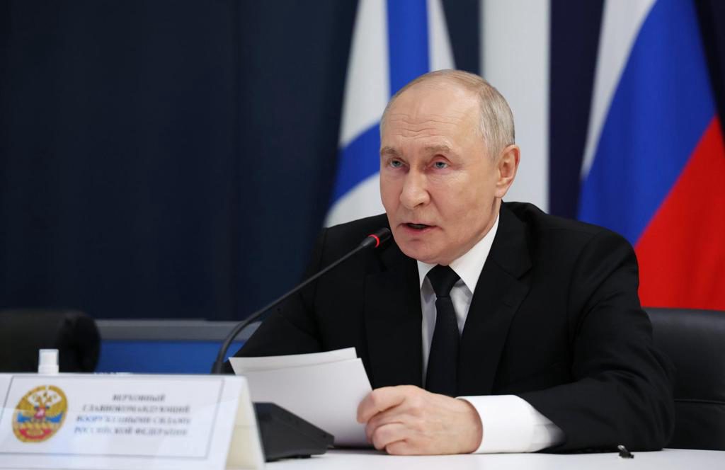 Putin exige actuar con firmeza ante los intentos de detención de cargueros