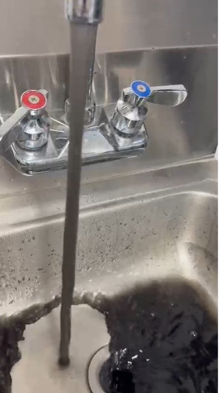 Denuncian aguas negras en Hospital Pavía de Hato Rey