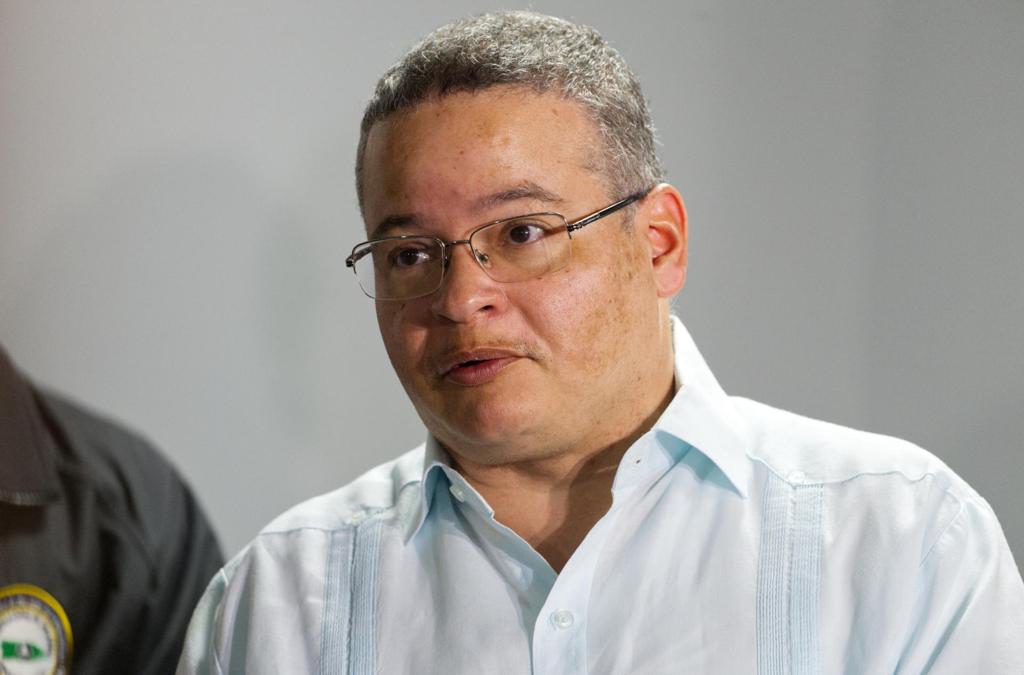 Salud investiga causa de salida de aguas negras con olor a heces fecales de Hospital Pavia
