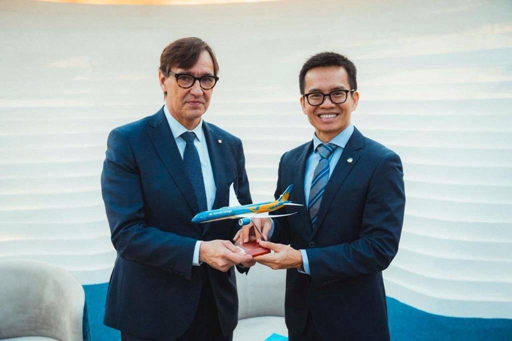 Cataluña y Vietnam plantean un vuelo directo entre Barcelona y Hanói