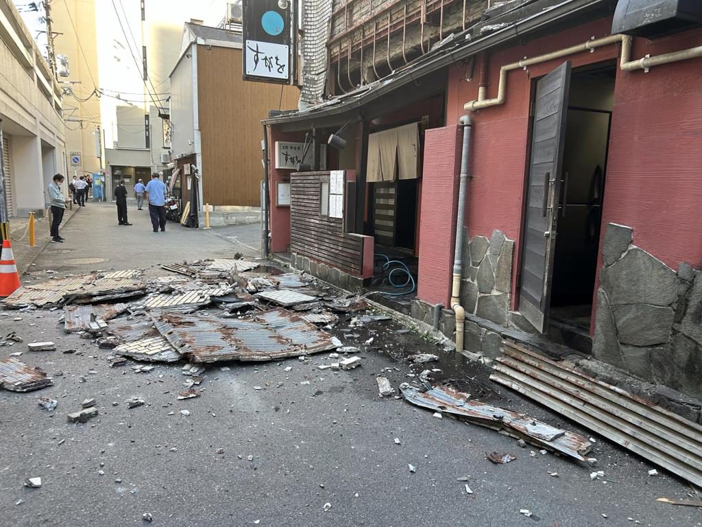 Heridos y atrapados por el derrumbe en un centro comercial tras el terremoto de 7,1 en Japón