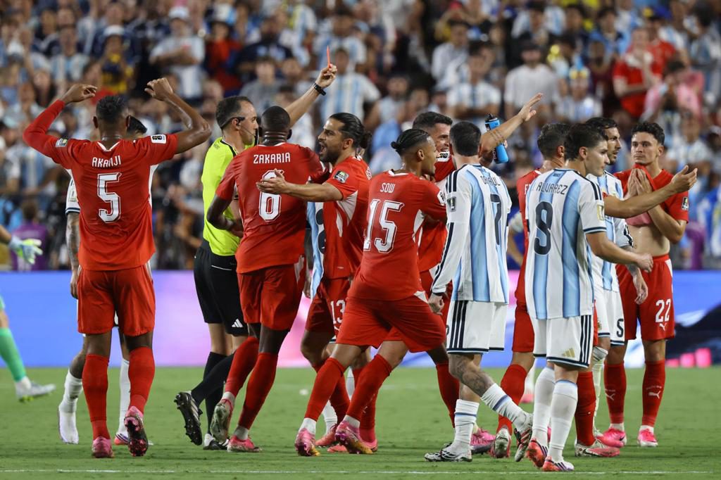 La IFAB admite que la expulsión de Embolo ante Argentina fue un error arbitral