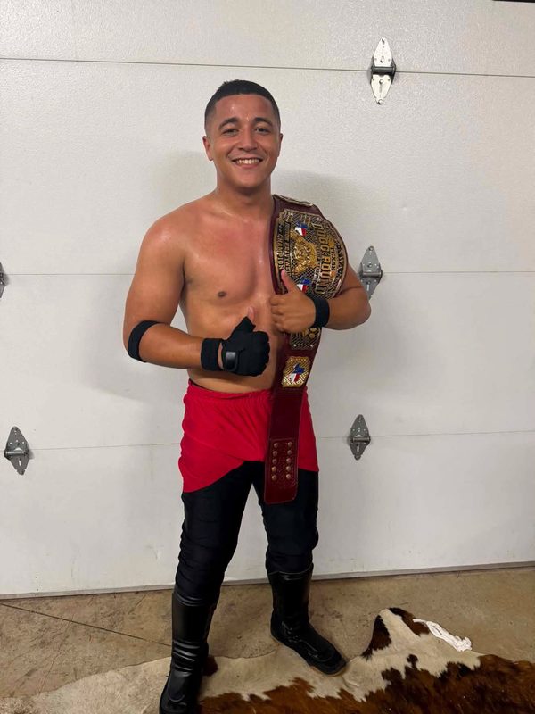 Estudiante de lucha libre en Juncos conquista campeonato de la NWA en Texas