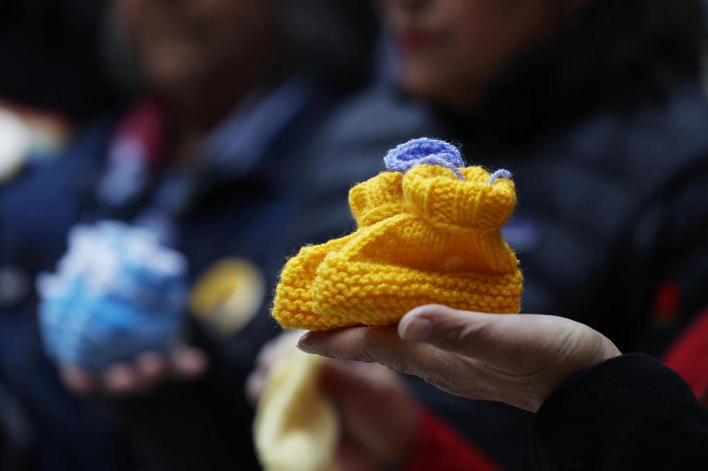 «No quiero morirme sin saber», el clamor de las víctimas de adopciones ilegales de Chile