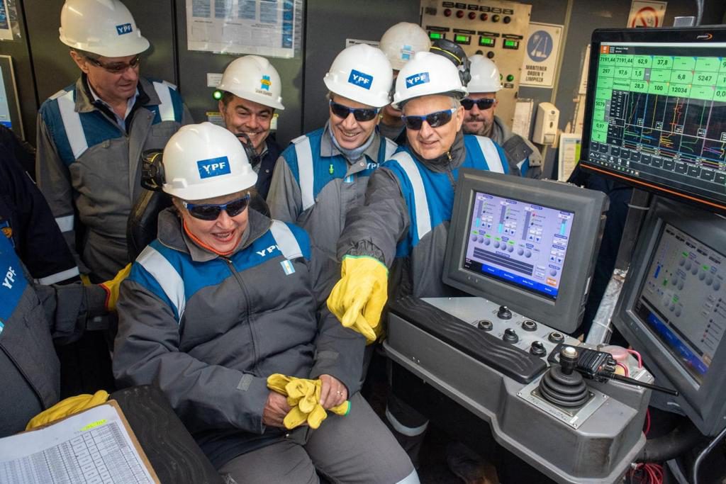Georgieva recorre un yacimiento de YPF en su visita a la ‘joya’ petrolera de Argentina