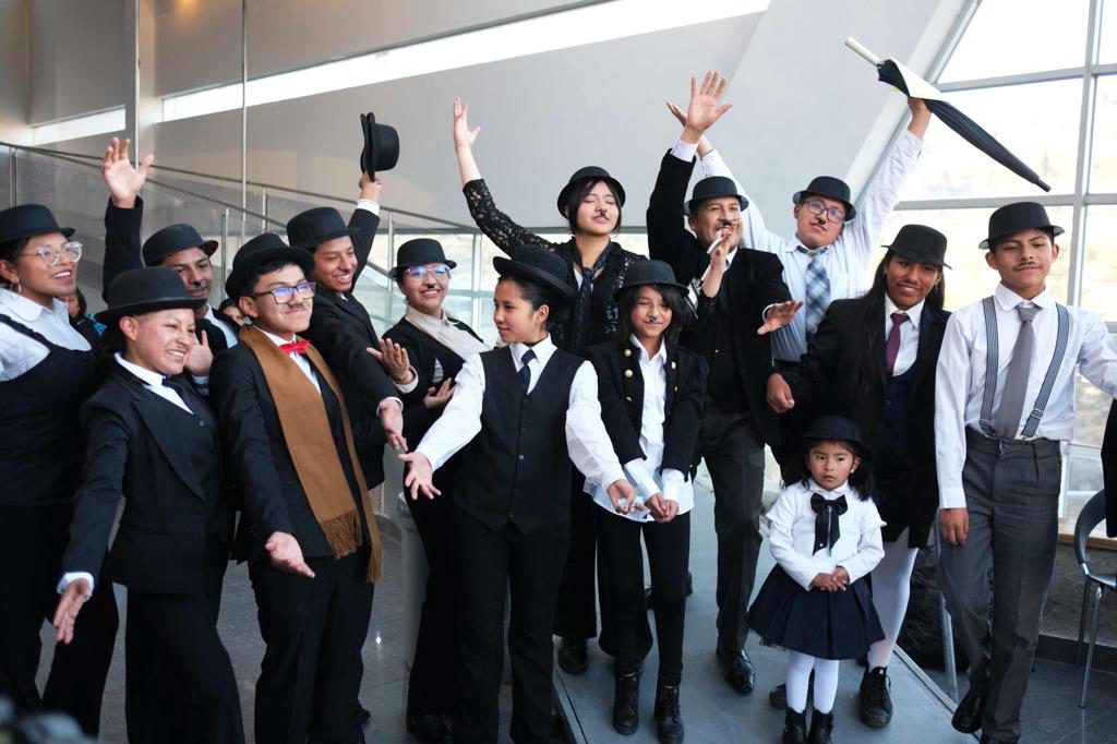 Niños vestidos de Chaplin celebran los 50 años del mayor archivo audiovisual de Bolivia