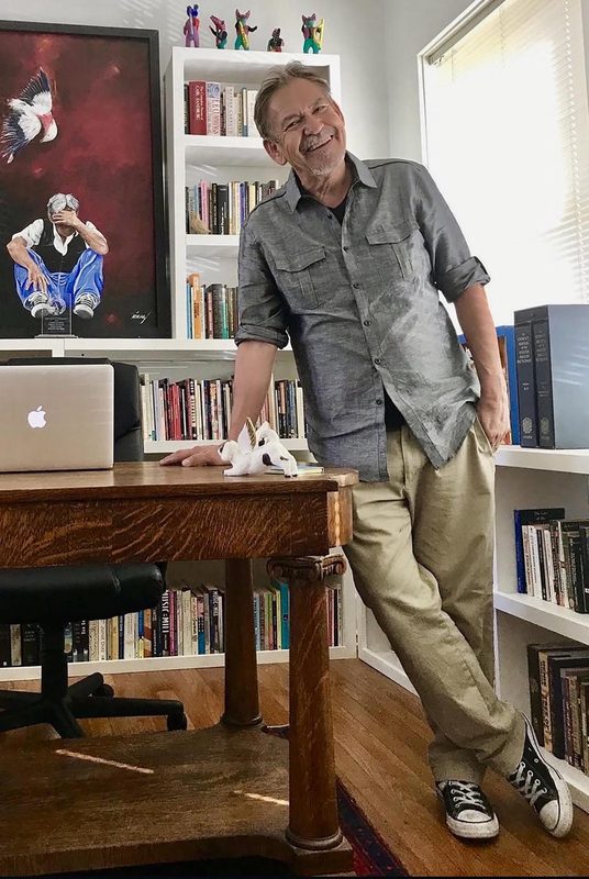 Fallece el escritor Benjamin Alire Sáenz, referente de la literatura latina en EE.UU.