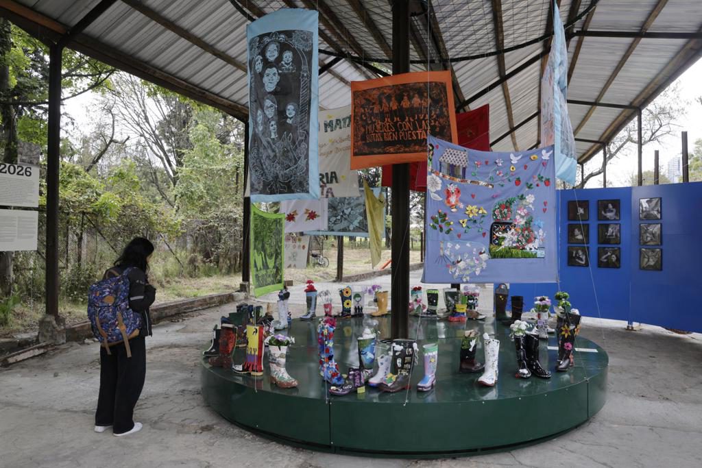 Madres de desaparecidos en el conflicto recuerdan a sus hijos con una exposición en Bogotá