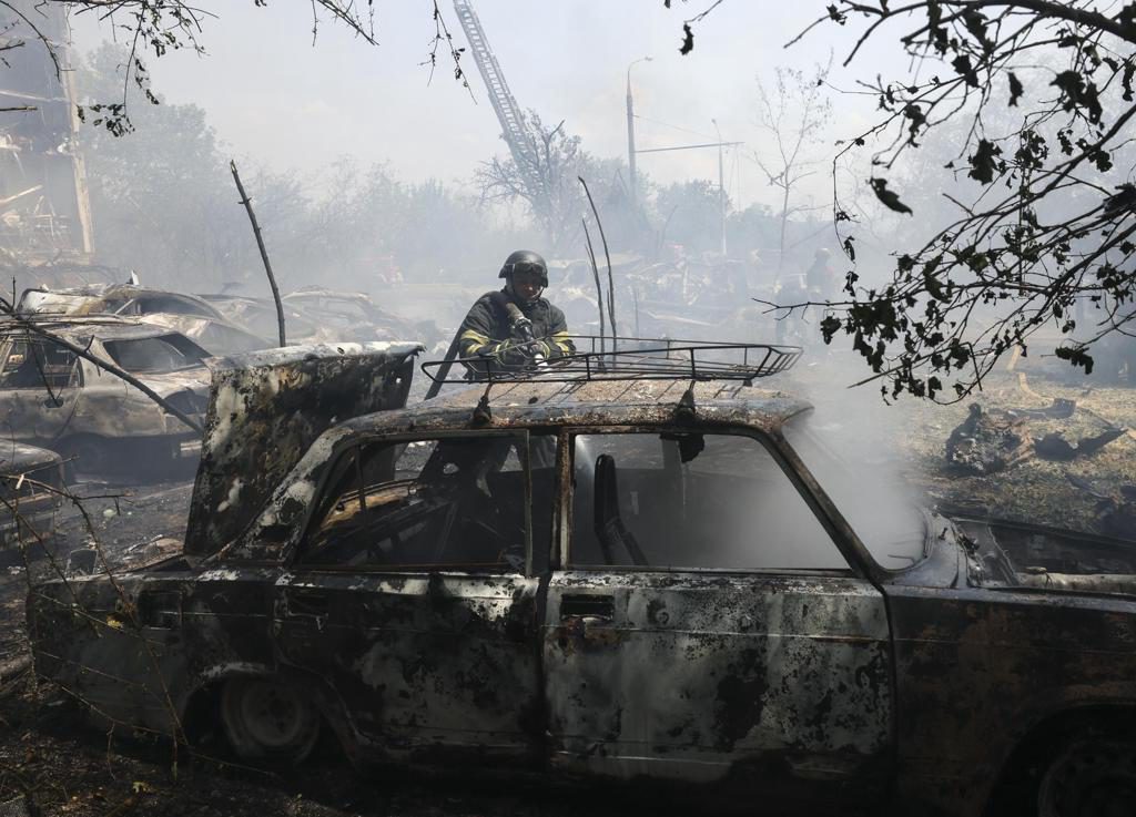 Ataque ruso en Ucrania con 70 misiles y 280 drones provoca ocho muertos, según Zelenski