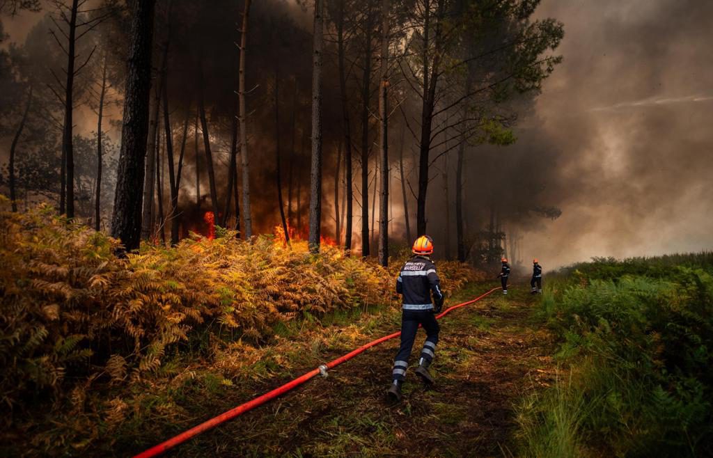 El incendio en Francia deja pérdidas millonarias, caída del turismo y mensajes erráticos