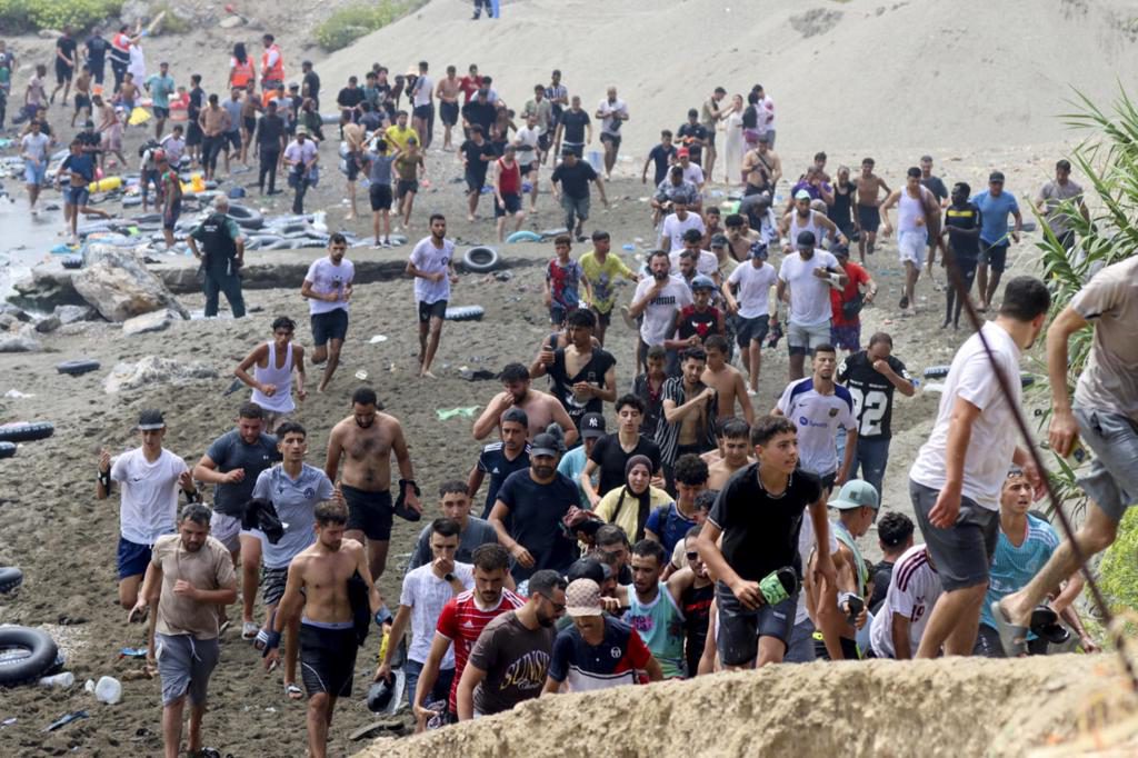 El caos se apodera de la frontera entre Ceuta y Marruecos