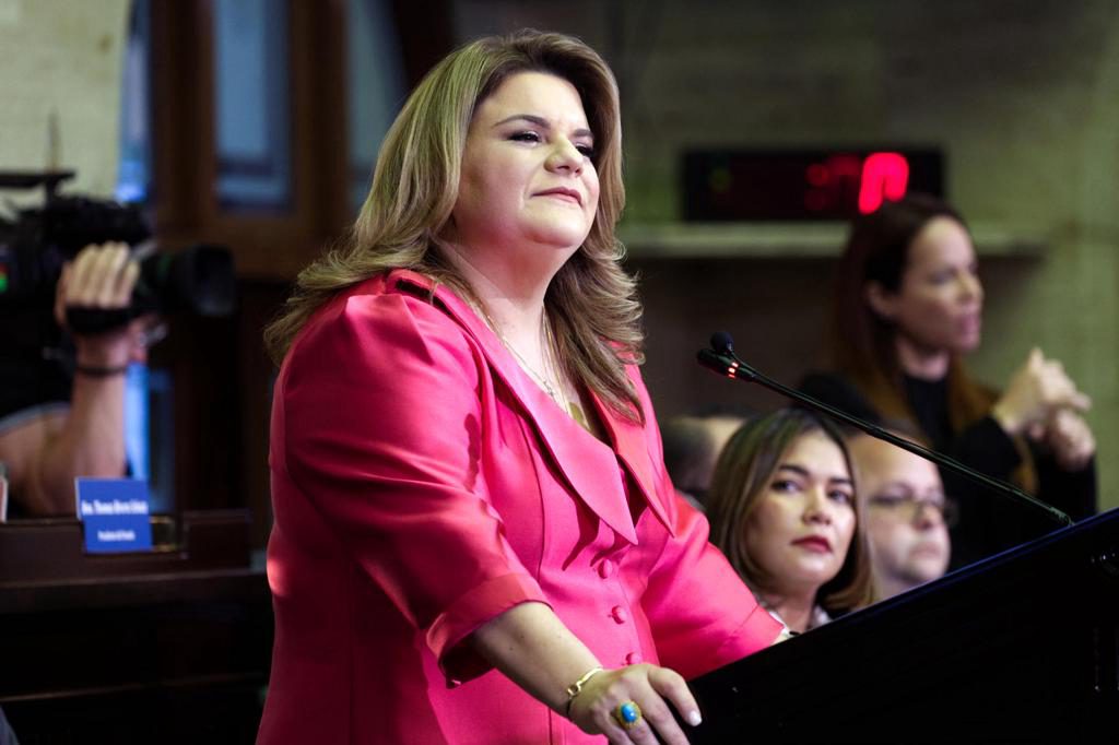 Gobernadora convierte en ley protecciones al retiro de los policías antes de protestas