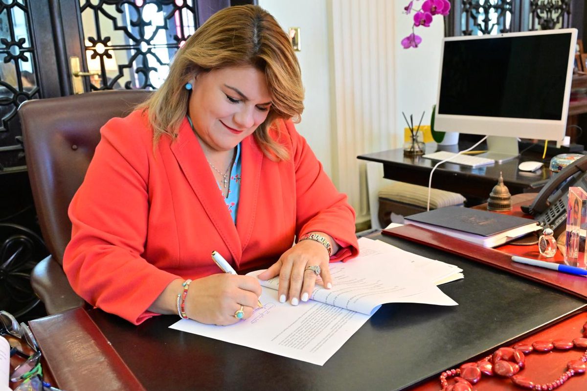 Firman leyes sobre turismo de aventura, financiamiento para reciclaje y fideicomisos