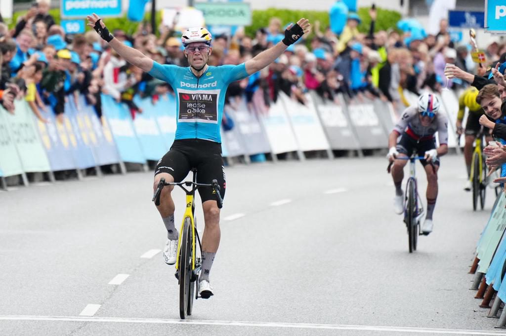 Van Aert gana también la tercera etapa y afianza el liderato