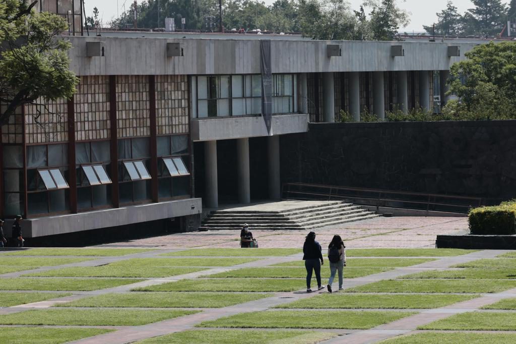Estudiantes celebran la repetición del examen en la UNAM de México tras trampas con IA