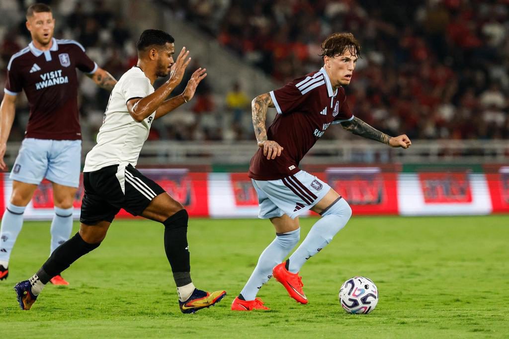 Garnacho celebra su debut con el Aston Villa: «Feliz de disfrutar del fútbol otra vez»